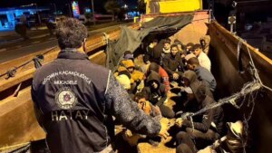 hatayda insan taciri hafriyat kamyonunda 28 kacak gocmenle yakalandi sUbdbwPy.jpg